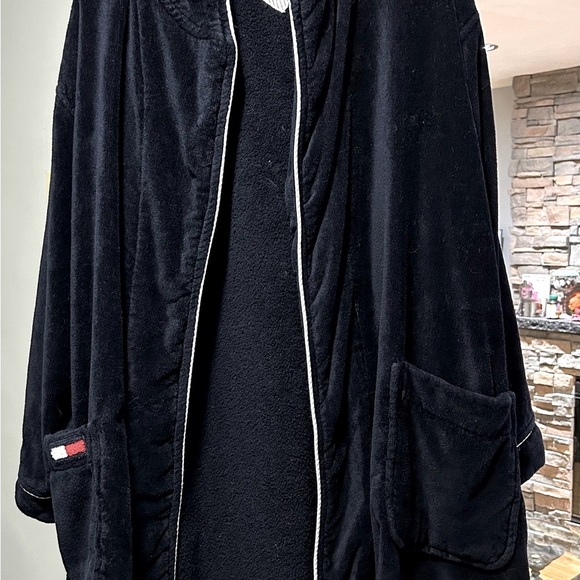 💤✨ Vintage Tommy Hilfiger Luxe Lounge Robe – Cozy Never Looked So Chic ✨💤 - Picture 14 of 14